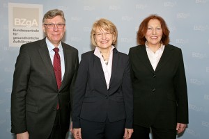 v.l.n.r.: Lutz Stroppe, Staatssekretär im BMG, Dr. Heidrun Thaiss, neue Leiterin der BZgA, Prof. Dr. Elisabeth Pott, scheidende Direktorin der BZgA; Foto©BZgA